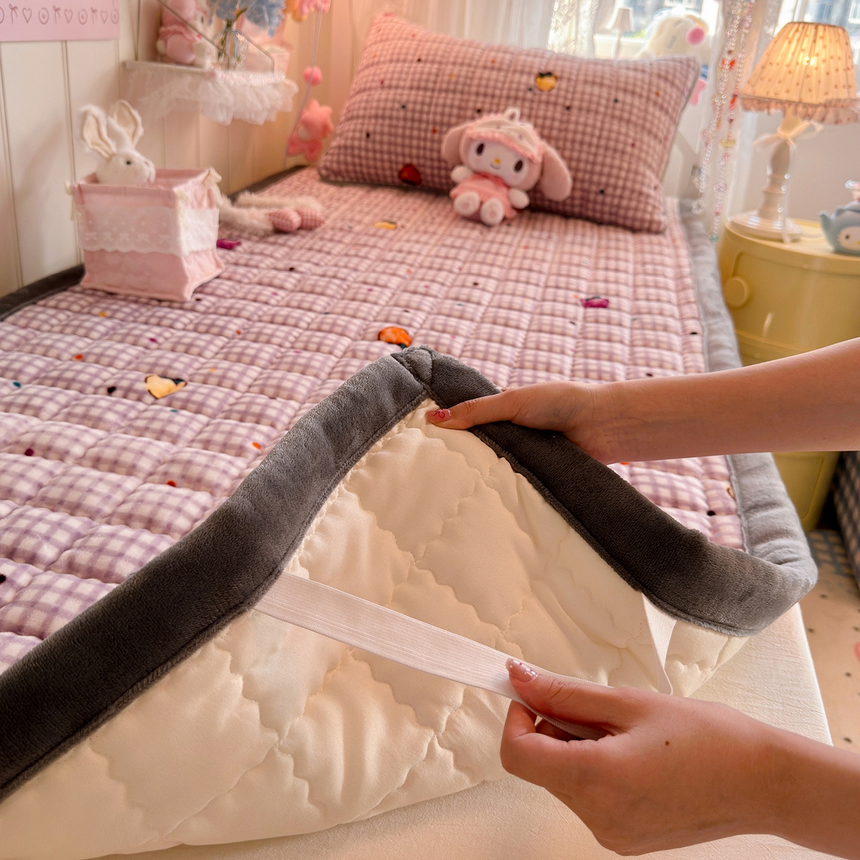 91家纺网 家纺一手货源 找家纺 韩巢家纺 冬季高低床2025款牛奶绒水晶边床垫床护垫学生床褥子宿舍寝室床褥铺底 水晶边-彩色草莓