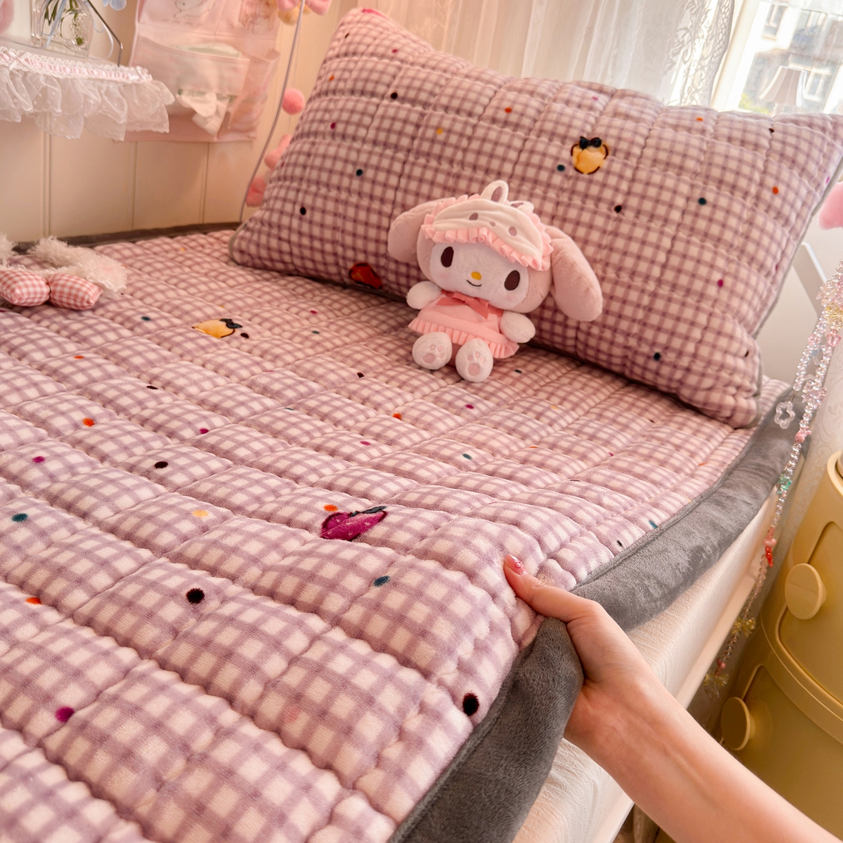 91家纺网 家纺一手货源 找家纺 韩巢家纺 冬季高低床2025款牛奶绒水晶边床垫床护垫学生床褥子宿舍寝室床褥铺底 水晶边-彩色草莓