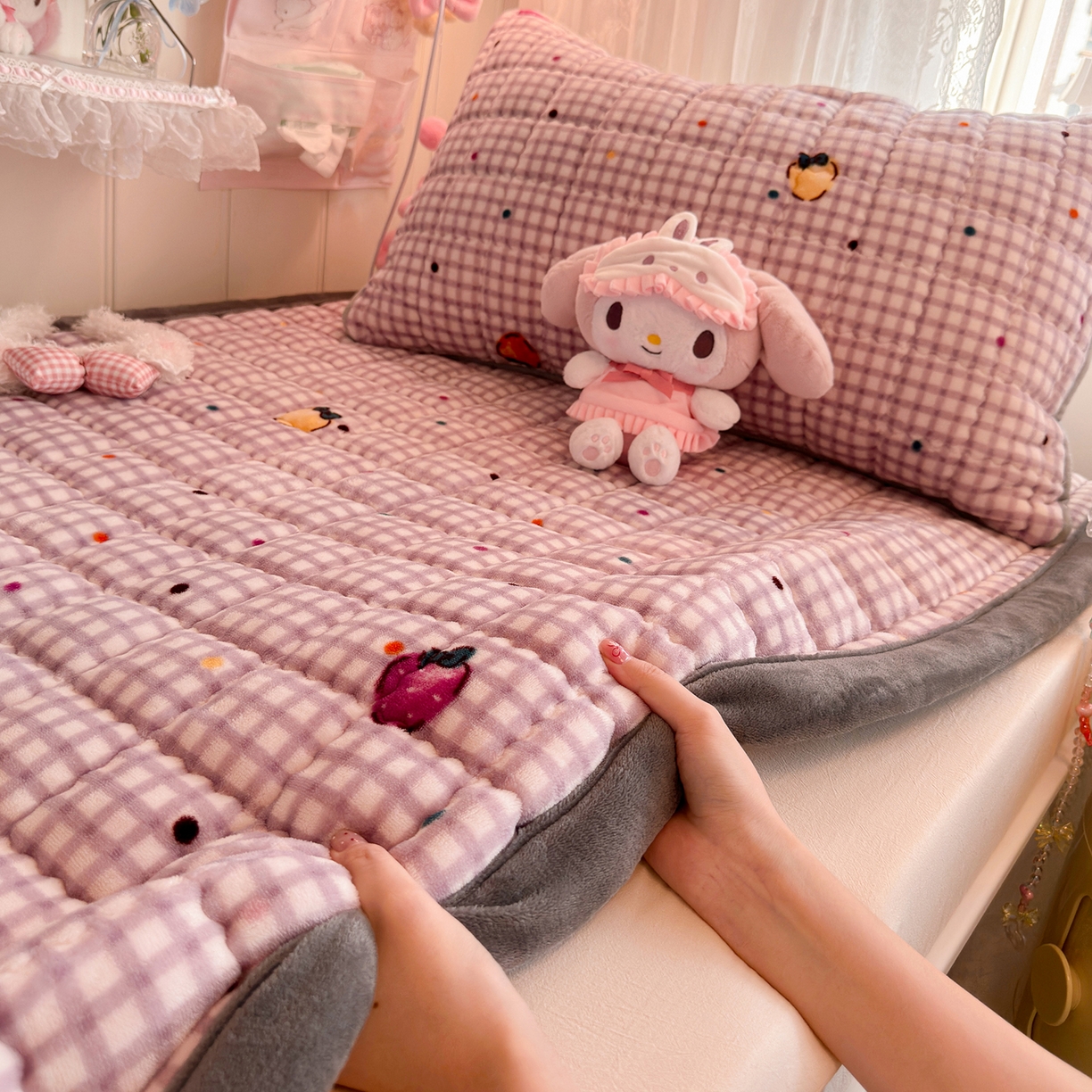 91家纺网 家纺一手货源 找家纺 韩巢家纺 冬季高低床2025款牛奶绒水晶边床垫床护垫学生床褥子宿舍寝室床褥铺底 水晶边-彩色草莓