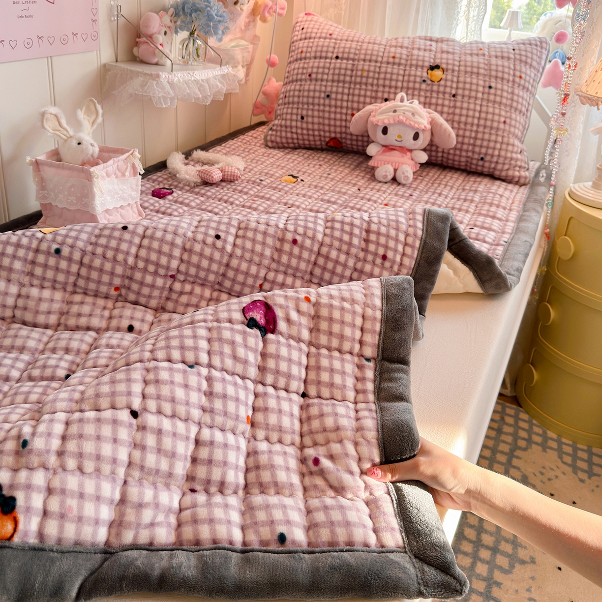 91家纺网 家纺一手货源 找家纺 韩巢家纺 冬季高低床2025款牛奶绒水晶边床垫床护垫学生床褥子宿舍寝室床褥铺底 水晶边-彩色草莓