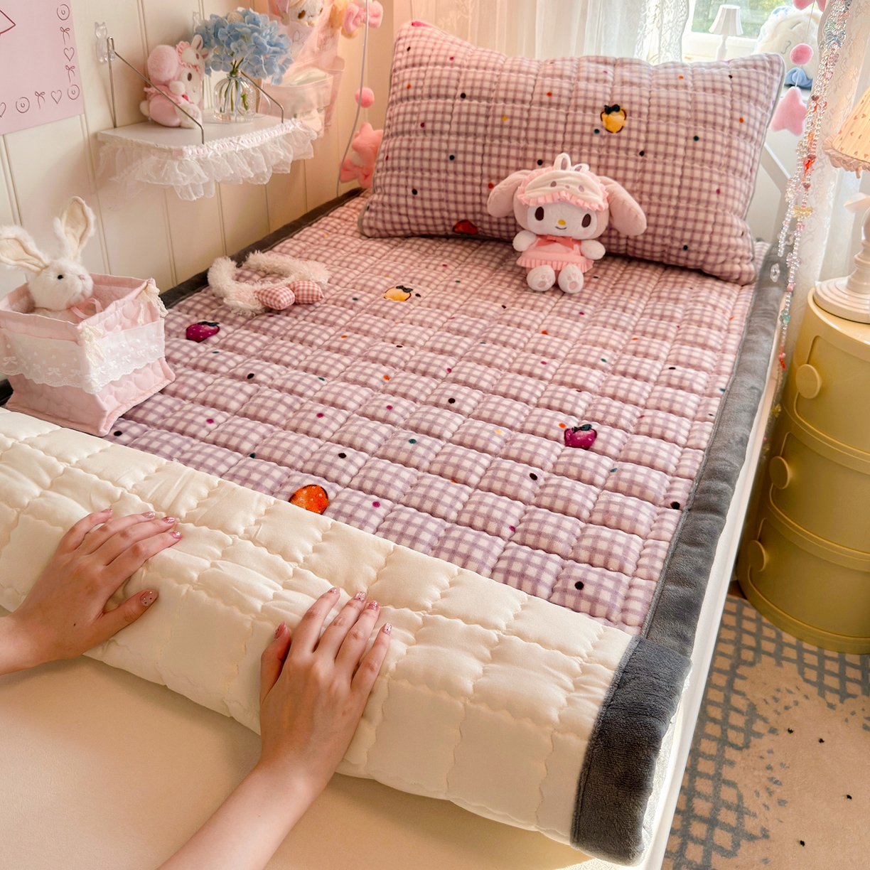 91家纺网 家纺一手货源 找家纺 韩巢家纺 冬季高低床2025款牛奶绒水晶边床垫床护垫学生床褥子宿舍寝室床褥铺底 水晶边-彩色草莓