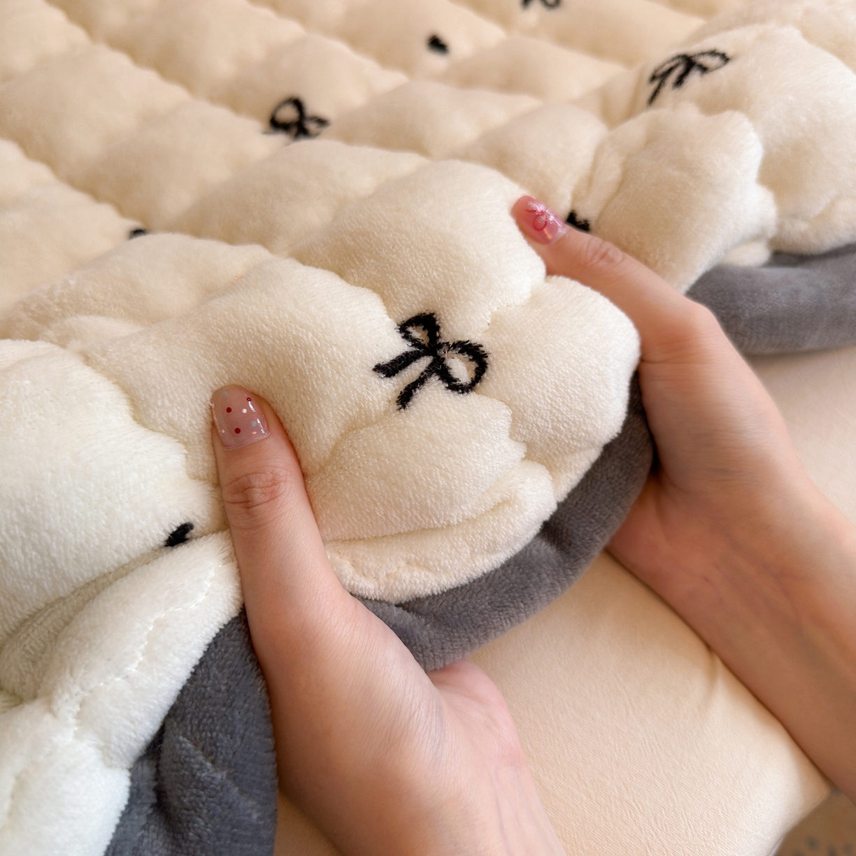 91家纺网 家纺一手货源 找家纺 韩巢家纺 冬季高低床2025款牛奶绒水晶边床垫床护垫学生床褥子宿舍寝室床褥铺底 水晶边-蝴蝶结