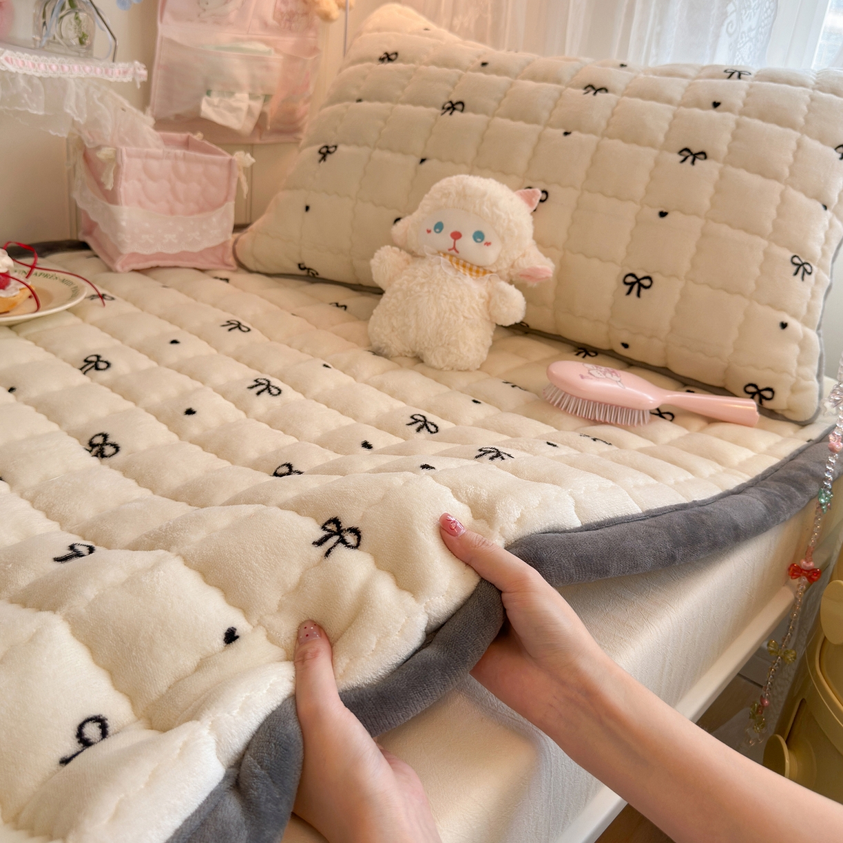 91家纺网 家纺一手货源 找家纺 韩巢家纺 冬季高低床2025款牛奶绒水晶边床垫床护垫学生床褥子宿舍寝室床褥铺底 水晶边-蝴蝶结