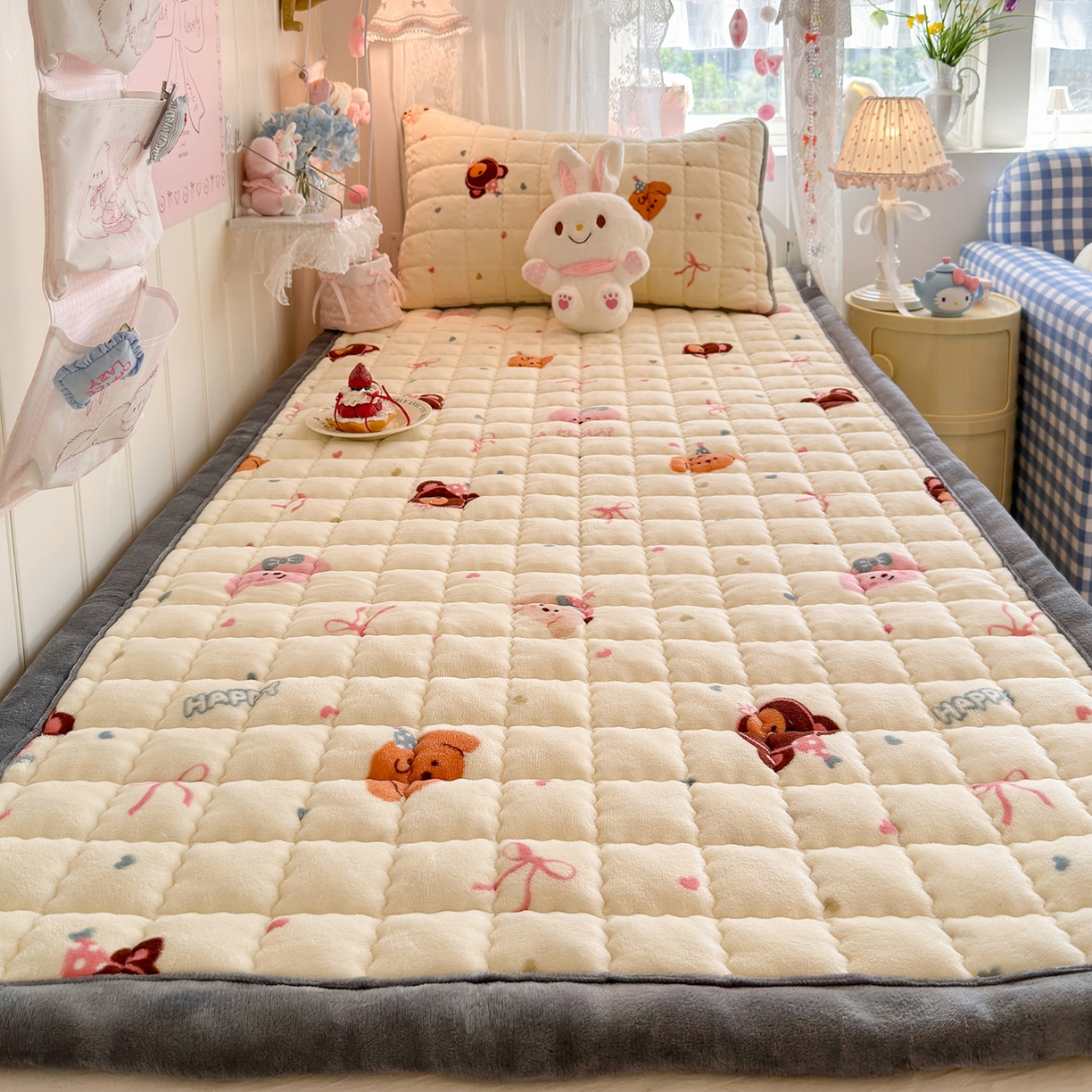 91家纺网 家纺一手货源 找家纺 韩巢家纺 冬季高低床2025款牛奶绒水晶边床垫床护垫学生床褥子宿舍寝室床褥铺底 水晶边-快乐心情