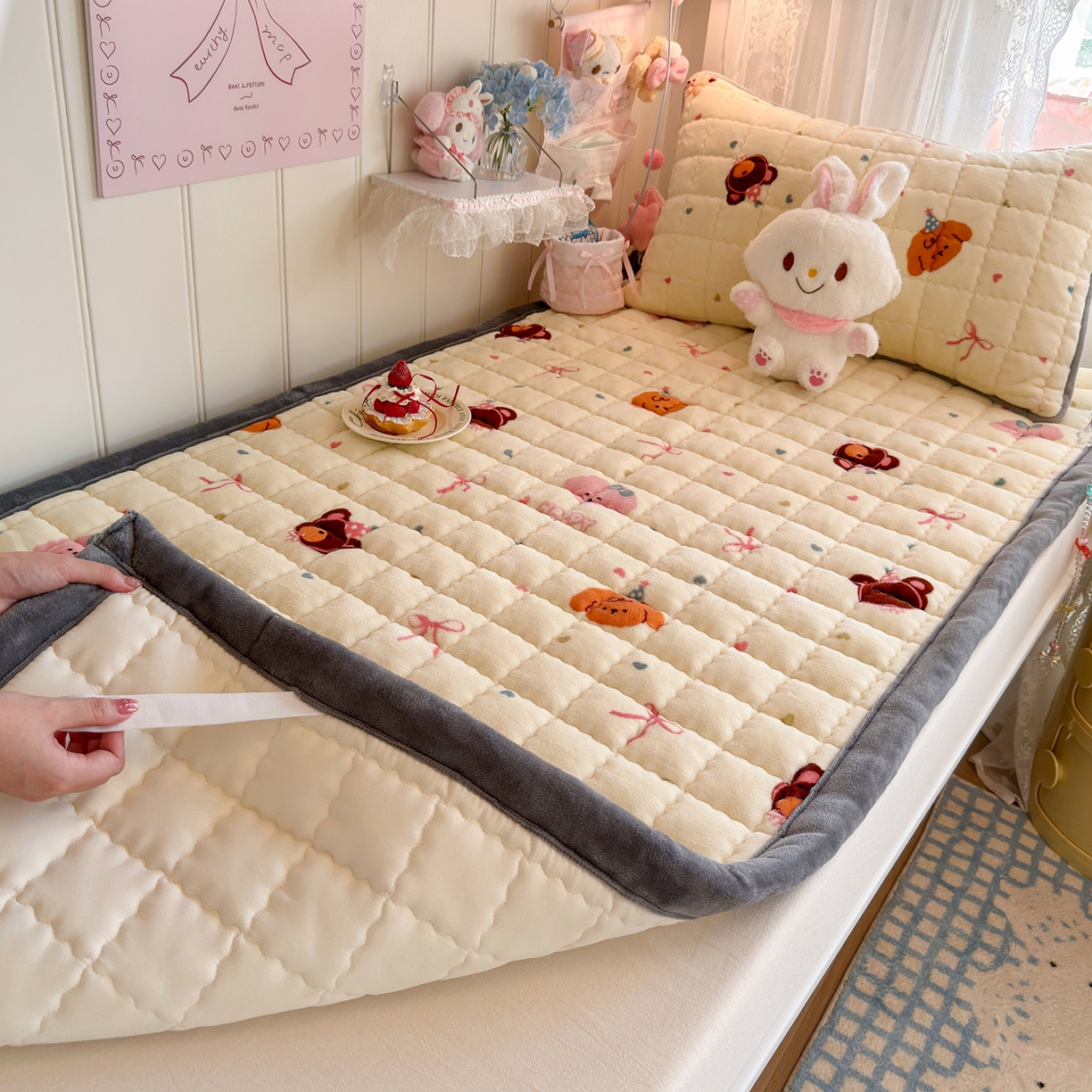 91家纺网 家纺一手货源 找家纺 韩巢家纺 冬季高低床2025款牛奶绒水晶边床垫床护垫学生床褥子宿舍寝室床褥铺底 水晶边-快乐心情