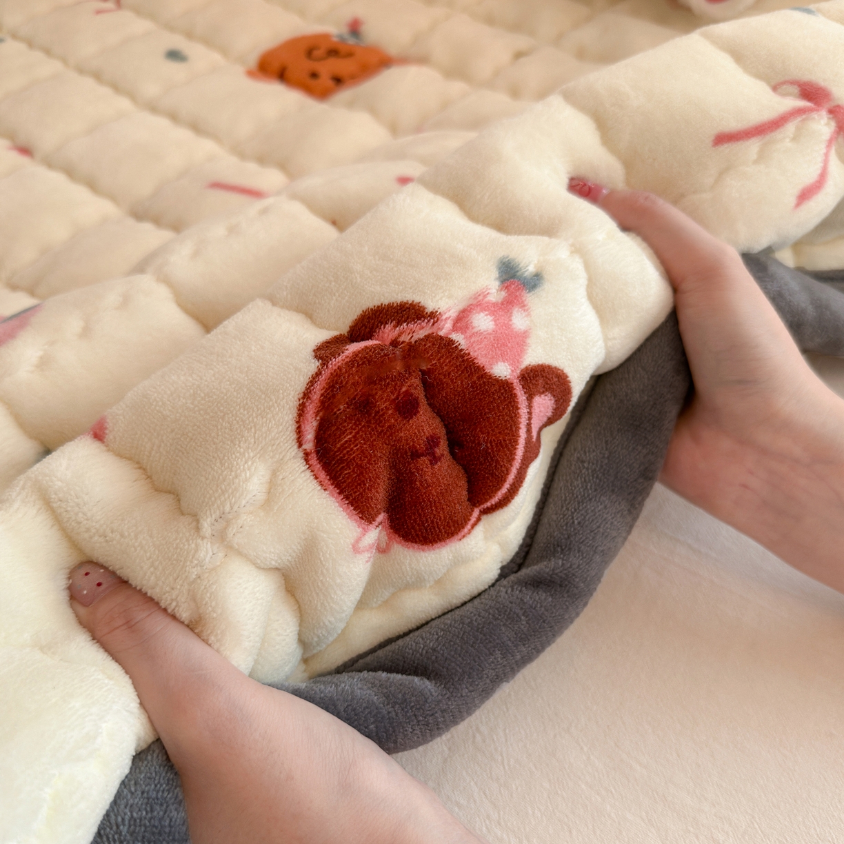 91家纺网 家纺一手货源 找家纺 韩巢家纺 冬季高低床2025款牛奶绒水晶边床垫床护垫学生床褥子宿舍寝室床褥铺底 水晶边-快乐心情