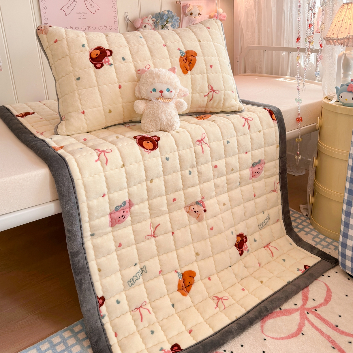 91家纺网 家纺一手货源 找家纺 韩巢家纺 冬季高低床2025款牛奶绒水晶边床垫床护垫学生床褥子宿舍寝室床褥铺底 水晶边-快乐心情