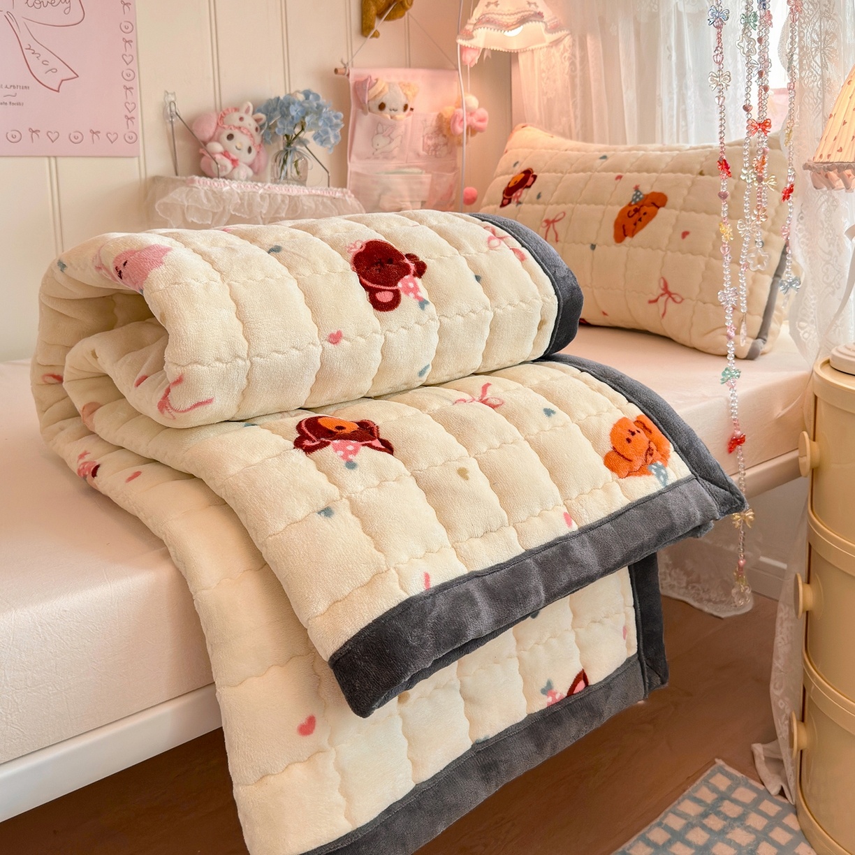 91家纺网 家纺一手货源 找家纺 韩巢家纺 冬季高低床2025款牛奶绒水晶边床垫床护垫学生床褥子宿舍寝室床褥铺底 水晶边-快乐心情