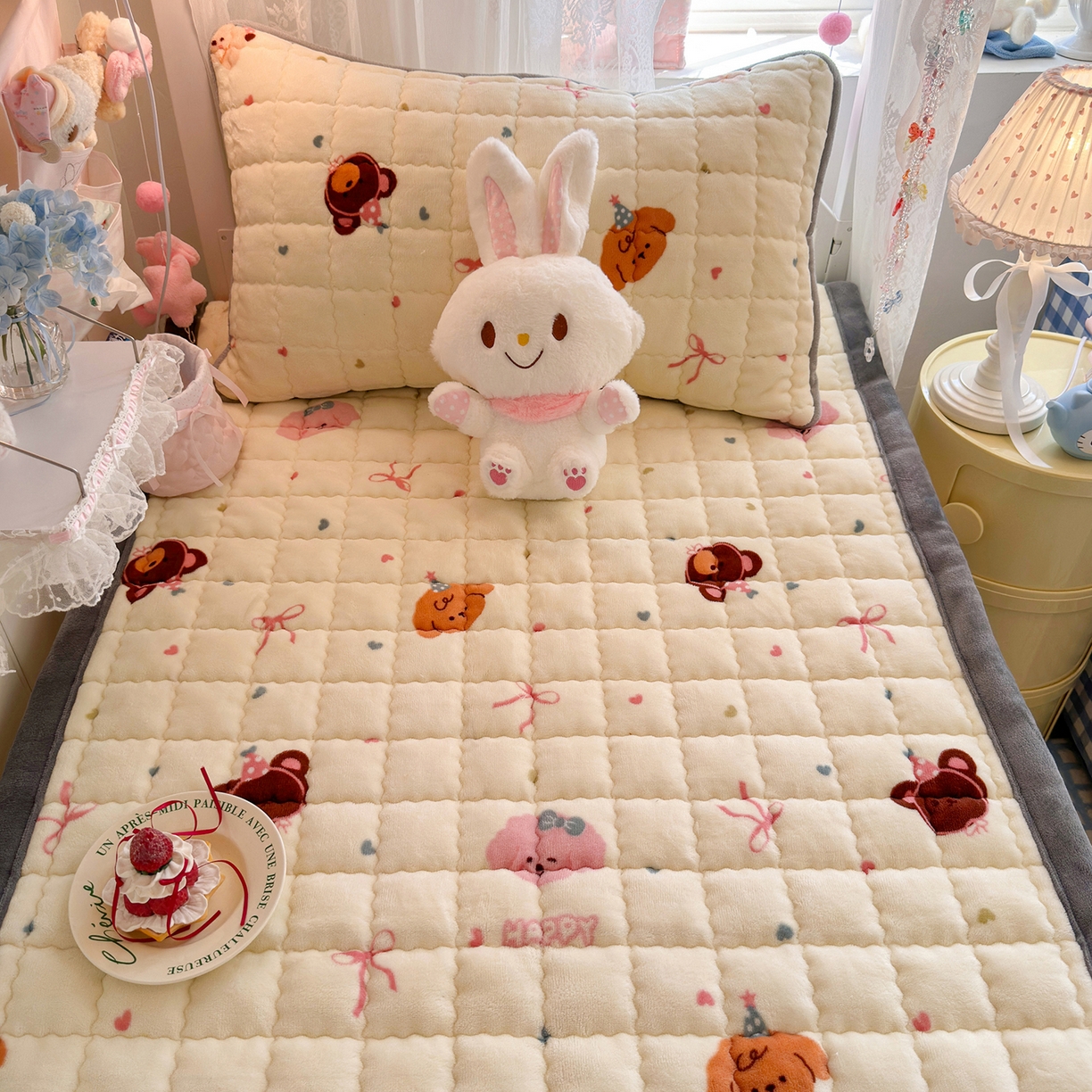 91家纺网 家纺一手货源 找家纺 韩巢家纺 冬季高低床2025款牛奶绒水晶边床垫床护垫学生床褥子宿舍寝室床褥铺底 水晶边-快乐心情