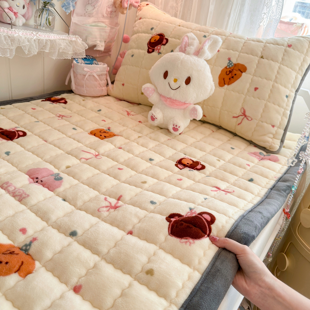 91家纺网 家纺一手货源 找家纺 韩巢家纺 冬季高低床2025款牛奶绒水晶边床垫床护垫学生床褥子宿舍寝室床褥铺底 水晶边-快乐心情