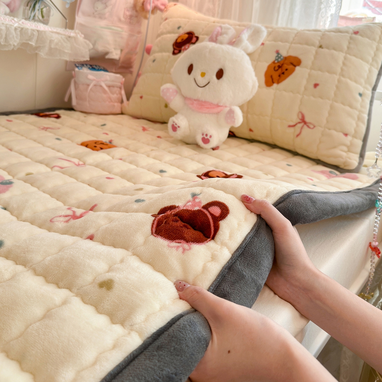 91家纺网 家纺一手货源 找家纺 韩巢家纺 冬季高低床2025款牛奶绒水晶边床垫床护垫学生床褥子宿舍寝室床褥铺底 水晶边-快乐心情