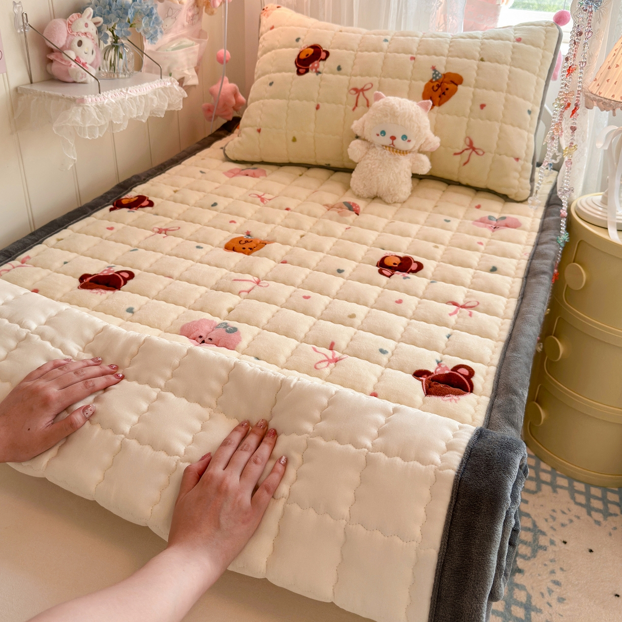 91家纺网 家纺一手货源 找家纺 韩巢家纺 冬季高低床2025款牛奶绒水晶边床垫床护垫学生床褥子宿舍寝室床褥铺底 水晶边-快乐心情