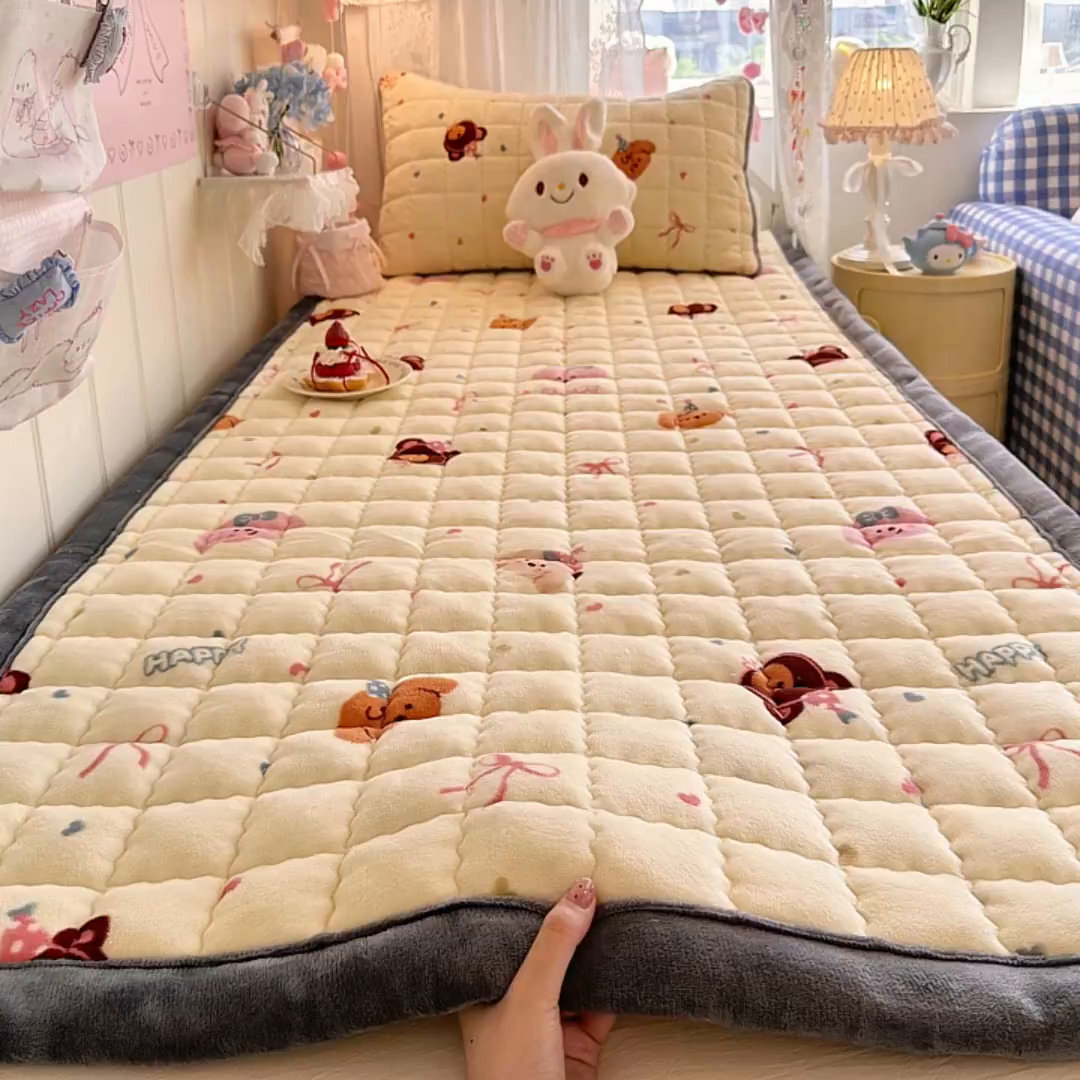 91家纺网 家纺一手货源 找家纺 韩巢家纺 冬季高低床2025款牛奶绒水晶边床垫床护垫学生床褥子宿舍寝室床褥铺底 水晶边-快乐心情