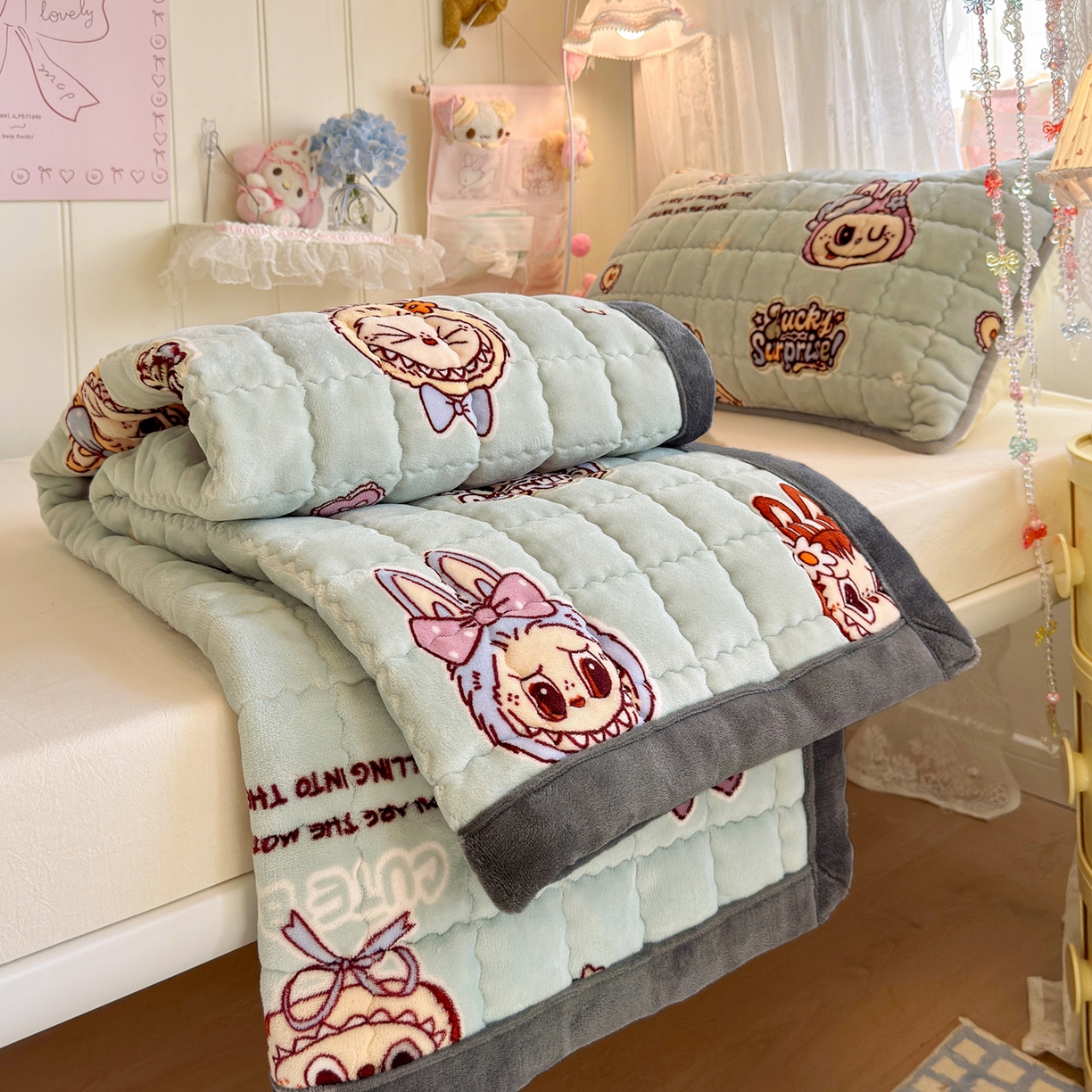 91家纺网 家纺一手货源 找家纺 韩巢家纺 冬季高低床2025款牛奶绒水晶边床垫床护垫学生床褥子宿舍寝室床褥铺底 水晶边-拉布布