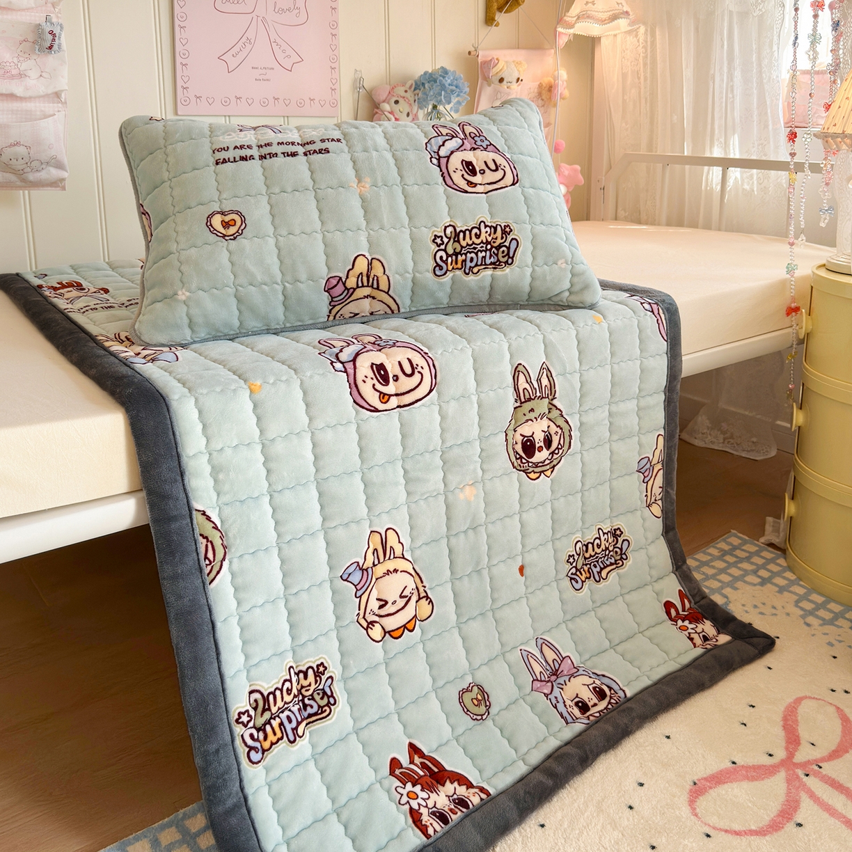 91家纺网 家纺一手货源 找家纺 韩巢家纺 冬季高低床2025款牛奶绒水晶边床垫床护垫学生床褥子宿舍寝室床褥铺底 水晶边-拉布布