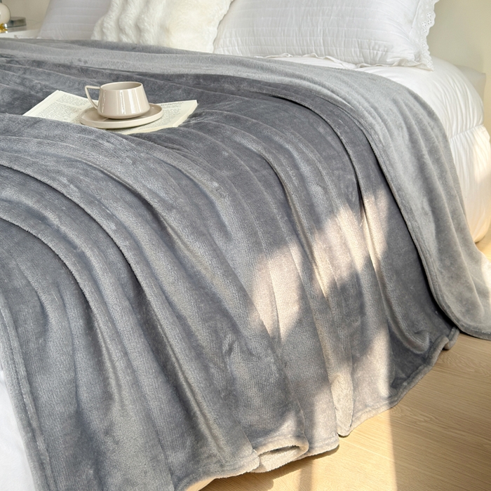 91家纺网 家纺一手货源 找家纺 卡琪曼 2025新款素色法兰绒毛毯毯子 素色法兰绒（高级灰）