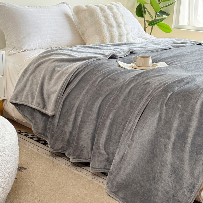 91家纺网 家纺一手货源 找家纺 卡琪曼 2025新款素色法兰绒毛毯毯子 素色法兰绒（高级灰）