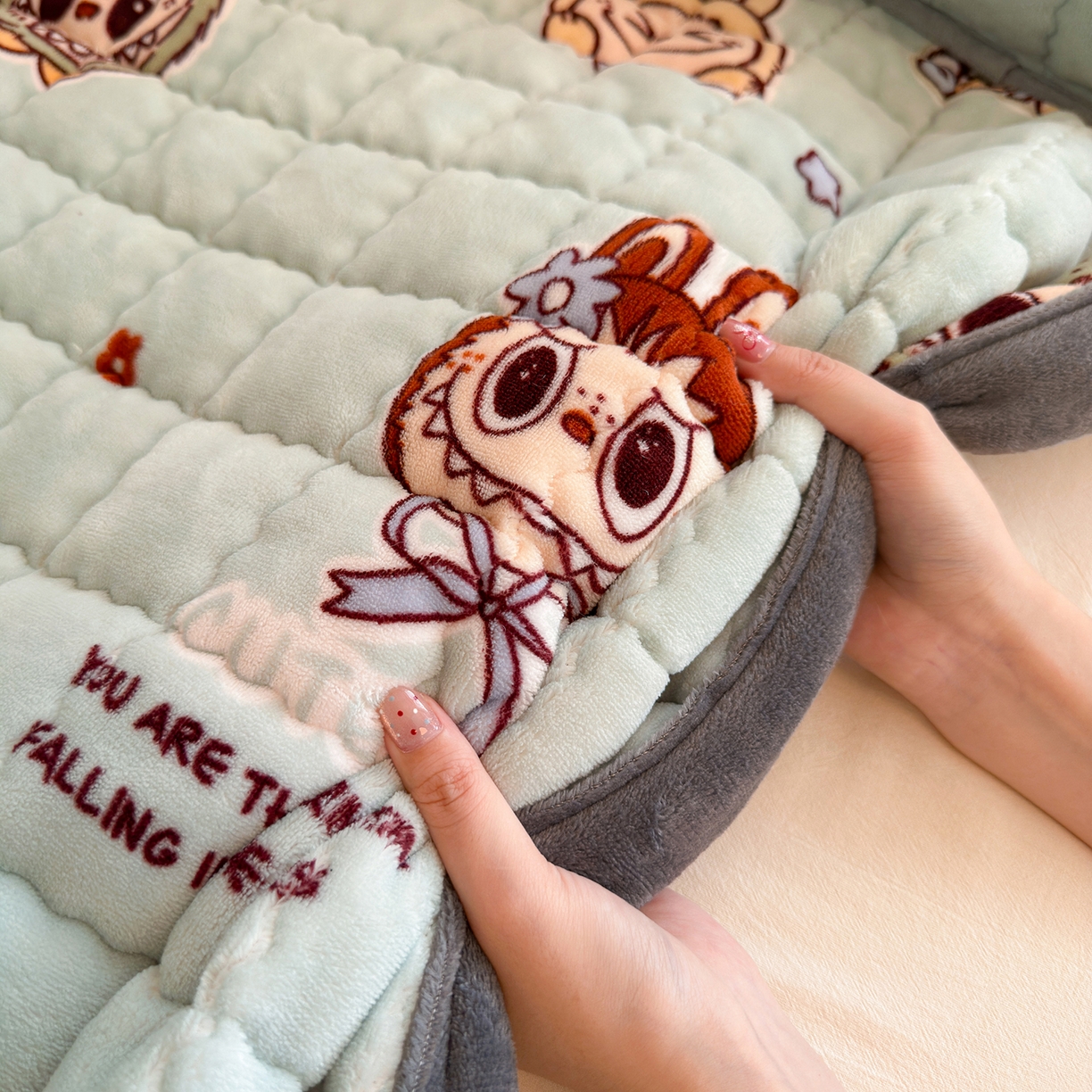 91家纺网 家纺一手货源 找家纺 韩巢家纺 冬季高低床2025款牛奶绒水晶边床垫床护垫学生床褥子宿舍寝室床褥铺底 水晶边-拉布布