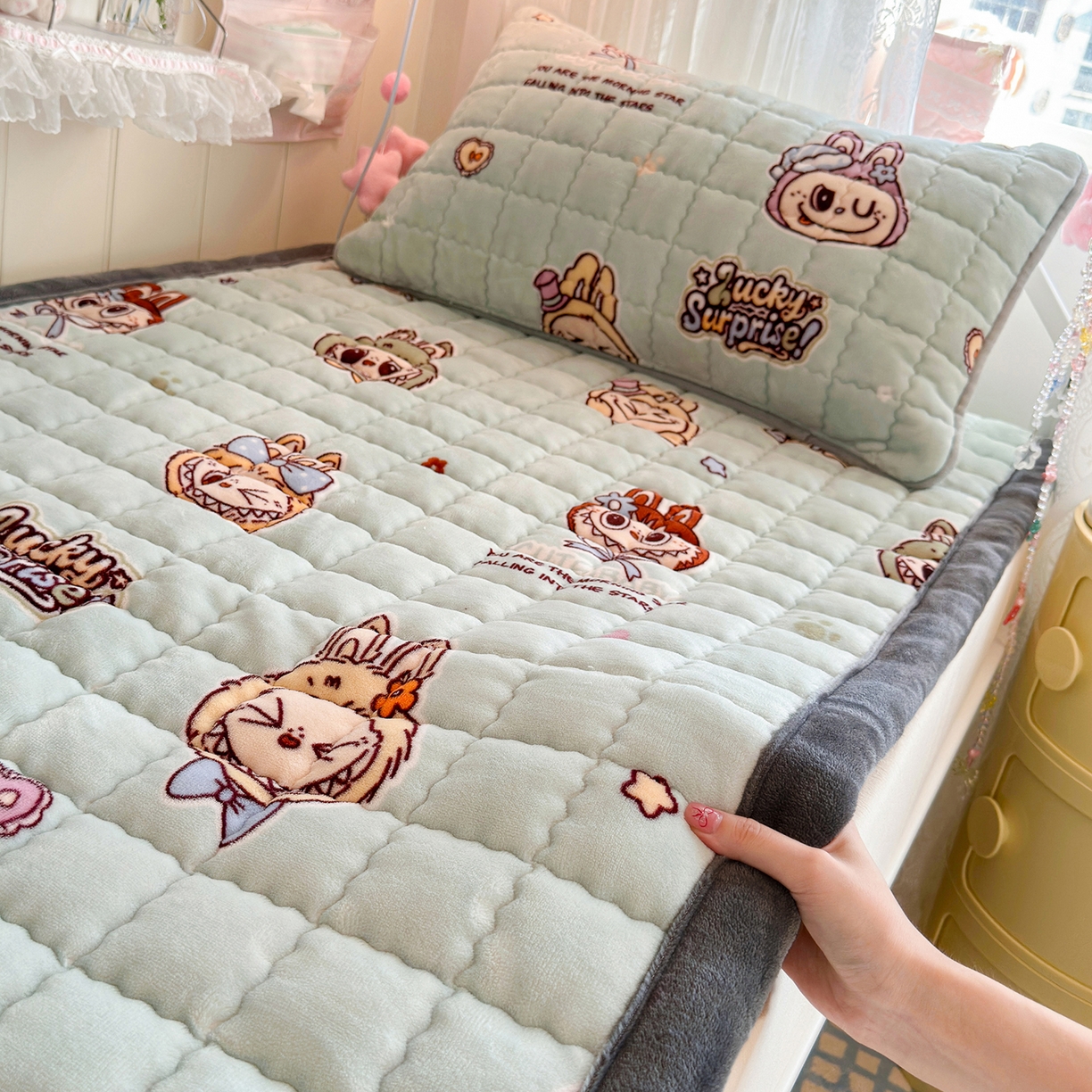 91家纺网 家纺一手货源 找家纺 韩巢家纺 冬季高低床2025款牛奶绒水晶边床垫床护垫学生床褥子宿舍寝室床褥铺底 水晶边-拉布布