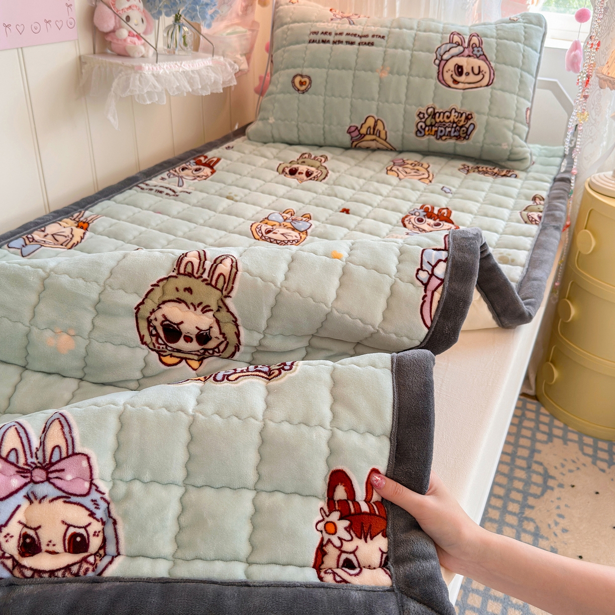 91家纺网 家纺一手货源 找家纺 韩巢家纺 冬季高低床2025款牛奶绒水晶边床垫床护垫学生床褥子宿舍寝室床褥铺底 水晶边-拉布布