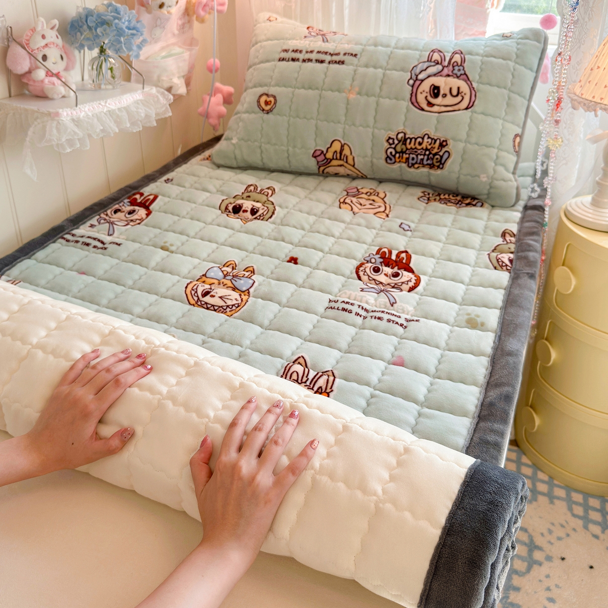 91家纺网 家纺一手货源 找家纺 韩巢家纺 冬季高低床2025款牛奶绒水晶边床垫床护垫学生床褥子宿舍寝室床褥铺底 水晶边-拉布布