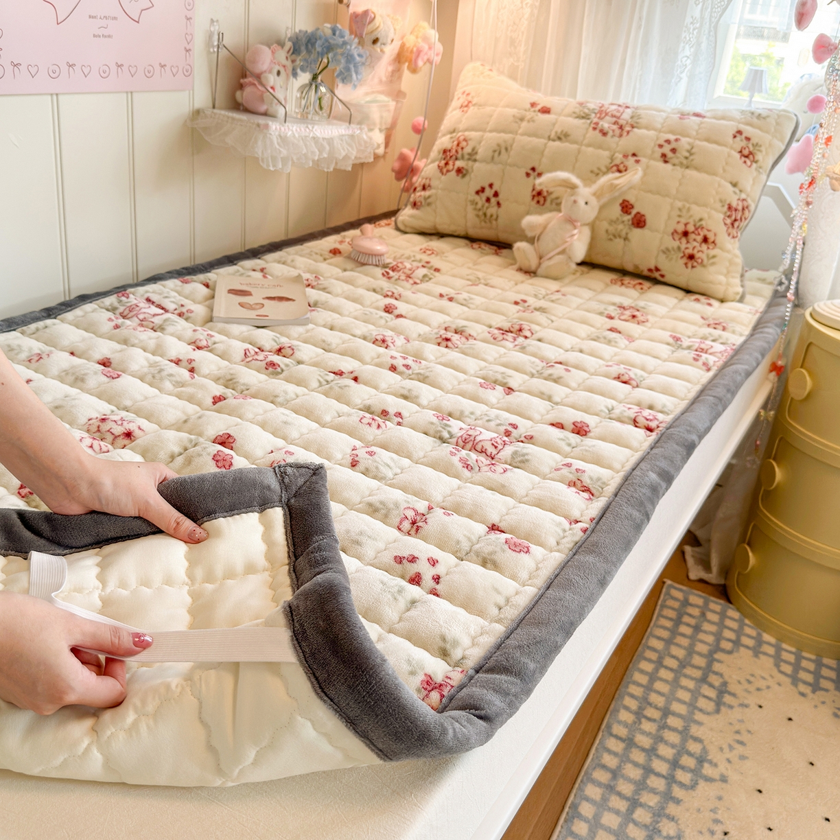 91家纺网 家纺一手货源 找家纺 韩巢家纺 冬季高低床2025款牛奶绒水晶边床垫床护垫学生床褥子宿舍寝室床褥铺底 水晶边-两小无猜