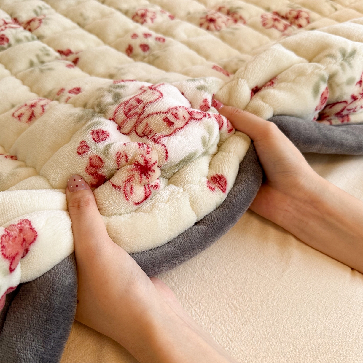 91家纺网 家纺一手货源 找家纺 韩巢家纺 冬季高低床2025款牛奶绒水晶边床垫床护垫学生床褥子宿舍寝室床褥铺底 水晶边-两小无猜