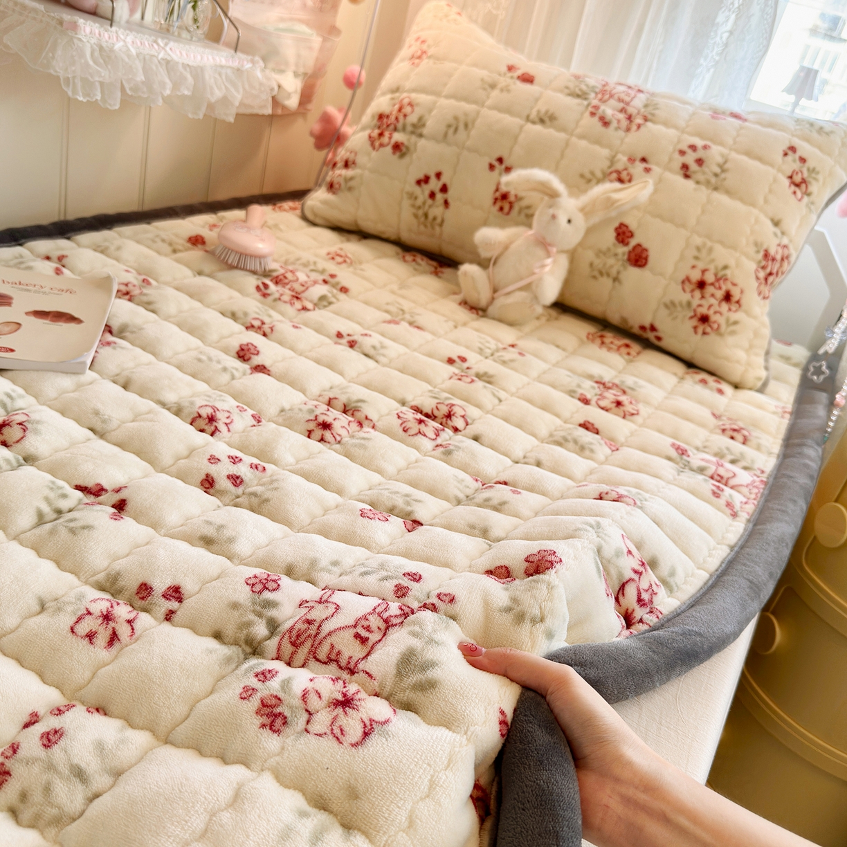 91家纺网 家纺一手货源 找家纺 韩巢家纺 冬季高低床2025款牛奶绒水晶边床垫床护垫学生床褥子宿舍寝室床褥铺底 水晶边-两小无猜