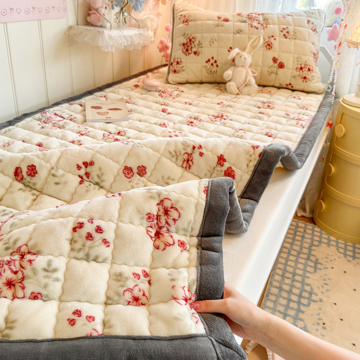 91家纺网 家纺一手货源 找家纺 韩巢家纺 冬季高低床2025款牛奶绒水晶边床垫床护垫学生床褥子宿舍寝室床褥铺底 水晶边-两小无猜