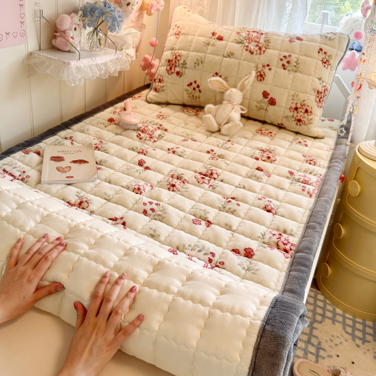 91家纺网 家纺一手货源 找家纺 韩巢家纺 冬季高低床2025款牛奶绒水晶边床垫床护垫学生床褥子宿舍寝室床褥铺底 水晶边-两小无猜