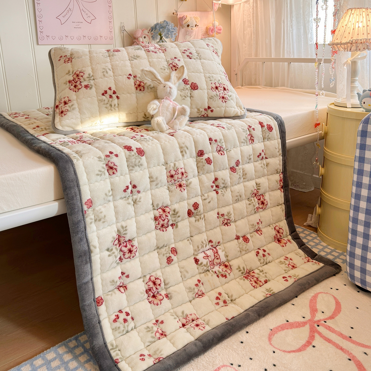 91家纺网 家纺一手货源 找家纺 韩巢家纺 冬季高低床2025款牛奶绒水晶边床垫床护垫学生床褥子宿舍寝室床褥铺底 水晶边-两小无猜