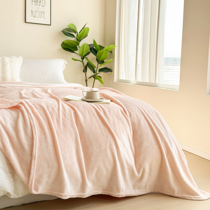 91家纺网 家纺一手货源 找家纺 卡琪曼 2025新款素色法兰绒毛毯毯子 素色法兰绒(蜜桃玉)