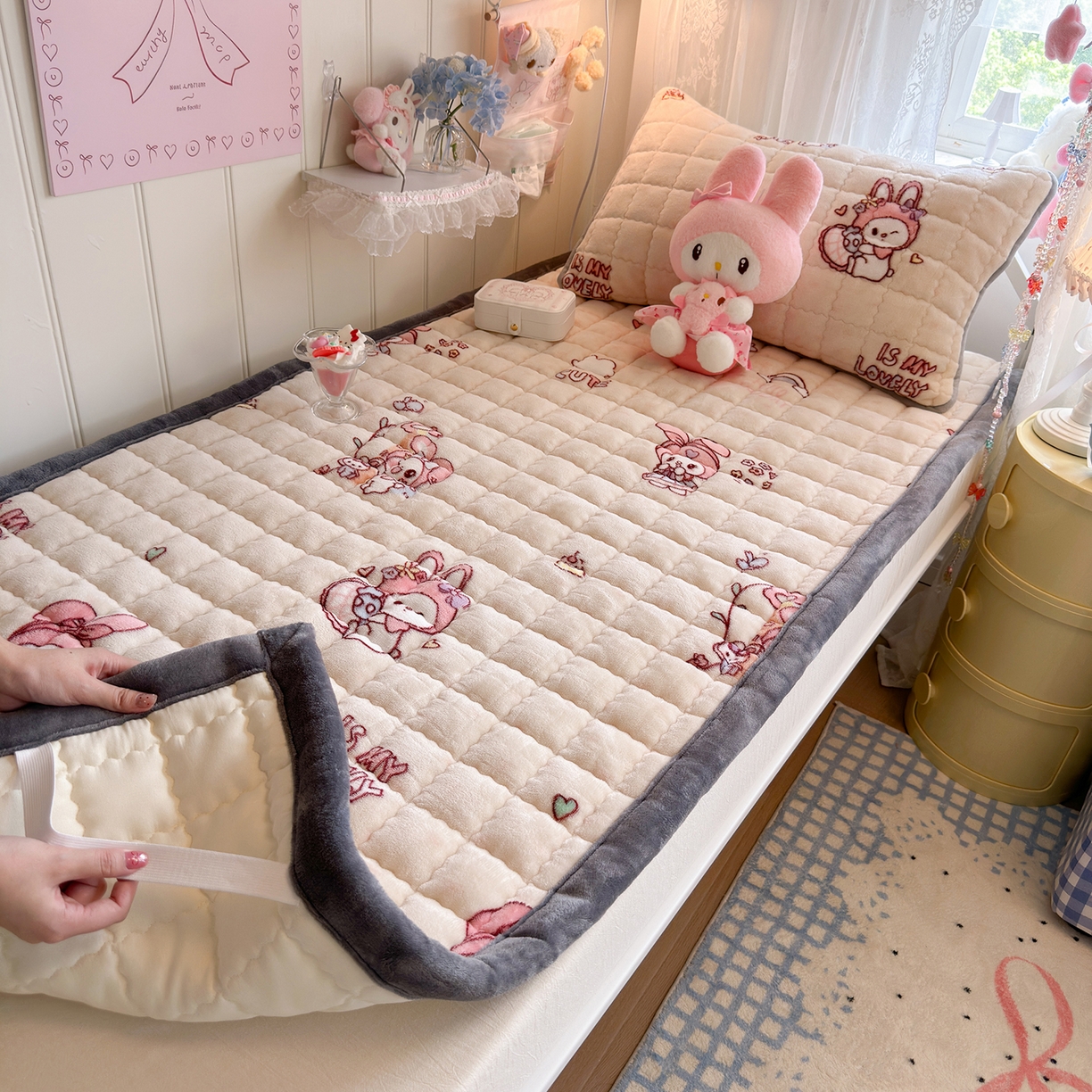 91家纺网 家纺一手货源 找家纺 韩巢家纺 冬季高低床2025款牛奶绒水晶边床垫床护垫学生床褥子宿舍寝室床褥铺底 水晶边-美乐蒂