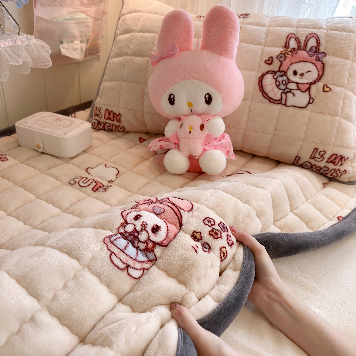 91家纺网 家纺一手货源 找家纺 韩巢家纺 冬季高低床2025款牛奶绒水晶边床垫床护垫学生床褥子宿舍寝室床褥铺底 水晶边-美乐蒂