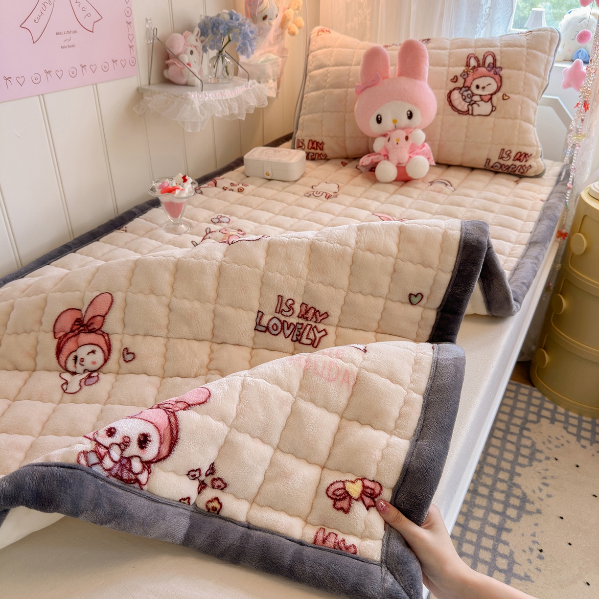 91家纺网 家纺一手货源 找家纺 韩巢家纺 冬季高低床2025款牛奶绒水晶边床垫床护垫学生床褥子宿舍寝室床褥铺底 水晶边-美乐蒂