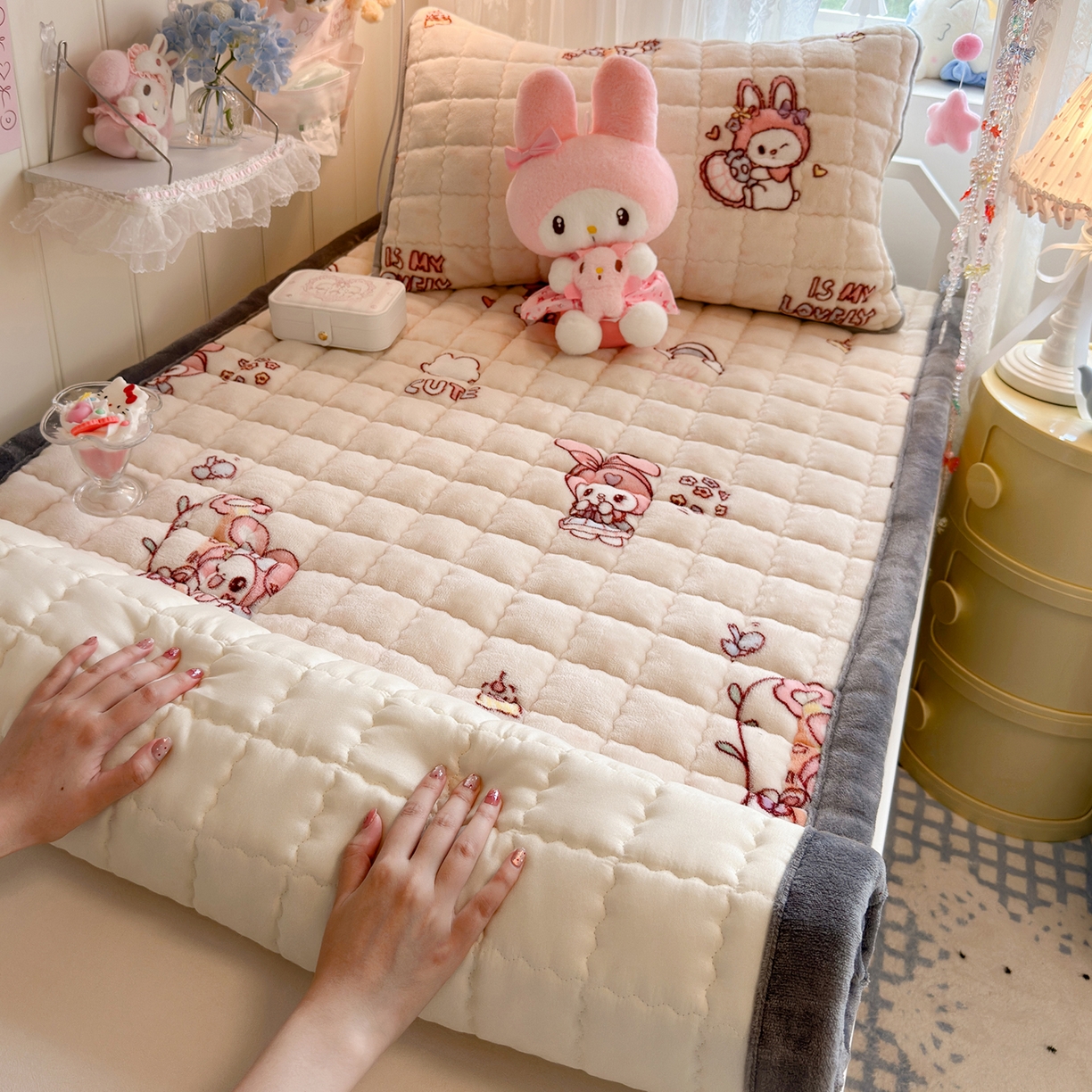 91家纺网 家纺一手货源 找家纺 韩巢家纺 冬季高低床2025款牛奶绒水晶边床垫床护垫学生床褥子宿舍寝室床褥铺底 水晶边-美乐蒂