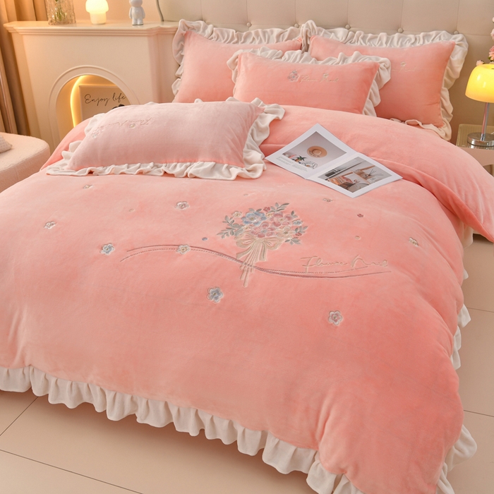 91家纺网 家纺一手货源 找家纺 梦之星 2025新款刺绣韩式花边牛奶绒四件套 花束-粉