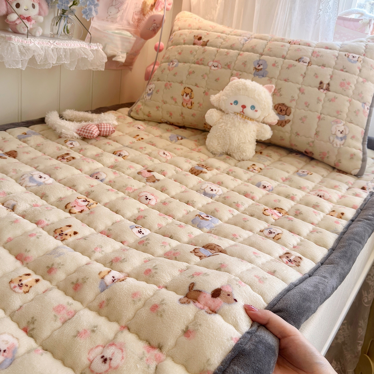 91家纺网 家纺一手货源 找家纺 韩巢家纺 冬季高低床2025款牛奶绒水晶边床垫床护垫学生床褥子宿舍寝室床褥铺底 水晶边-迷你小狗