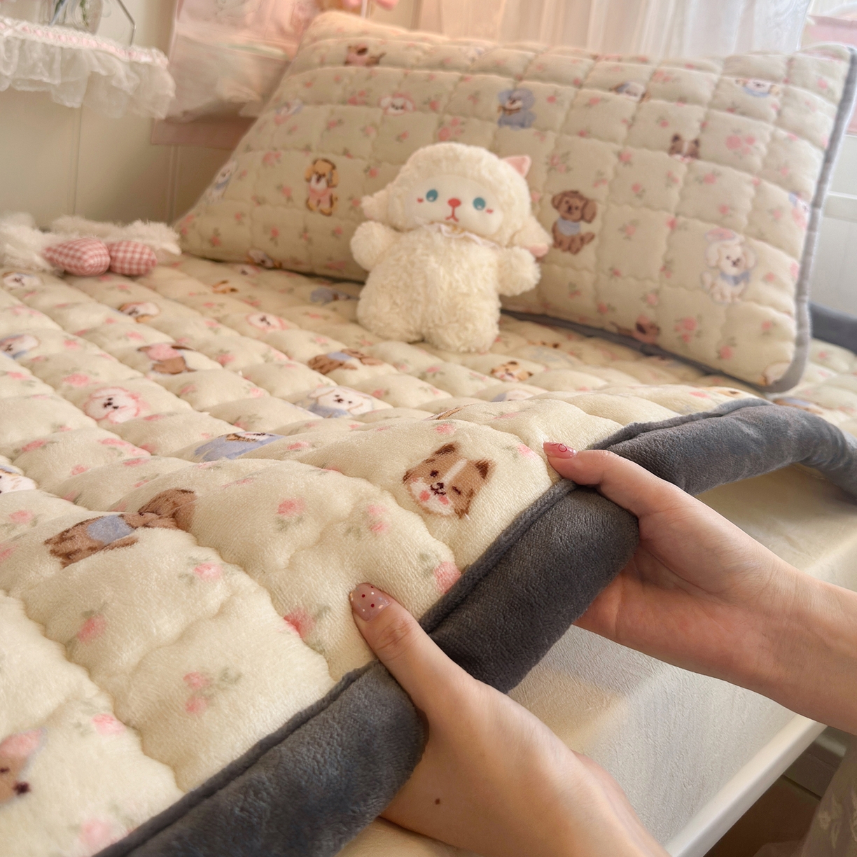 91家纺网 家纺一手货源 找家纺 韩巢家纺 冬季高低床2025款牛奶绒水晶边床垫床护垫学生床褥子宿舍寝室床褥铺底 水晶边-迷你小狗