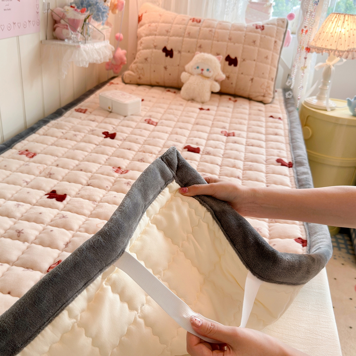 91家纺网 家纺一手货源 找家纺 韩巢家纺 冬季高低床2025款牛奶绒水晶边床垫床护垫学生床褥子宿舍寝室床褥铺底 水晶边-奶油小狗