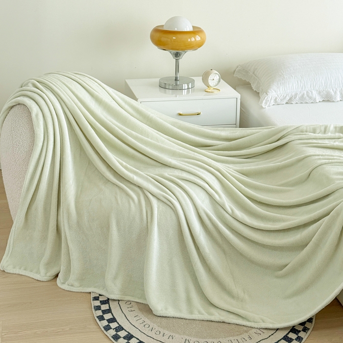 91家纺网 家纺一手货源 找家纺 卡琪曼 2025新款素色法兰绒毛毯毯子 素色法兰绒（森林绿）