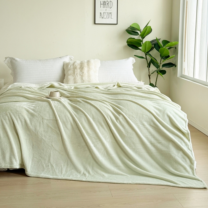 91家纺网 家纺一手货源 找家纺 卡琪曼 2025新款素色法兰绒毛毯毯子 素色法兰绒（森林绿）