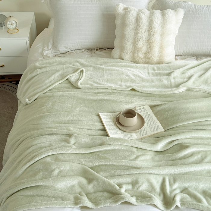 91家纺网 家纺一手货源 找家纺 卡琪曼 2025新款素色法兰绒毛毯毯子 素色法兰绒（森林绿）