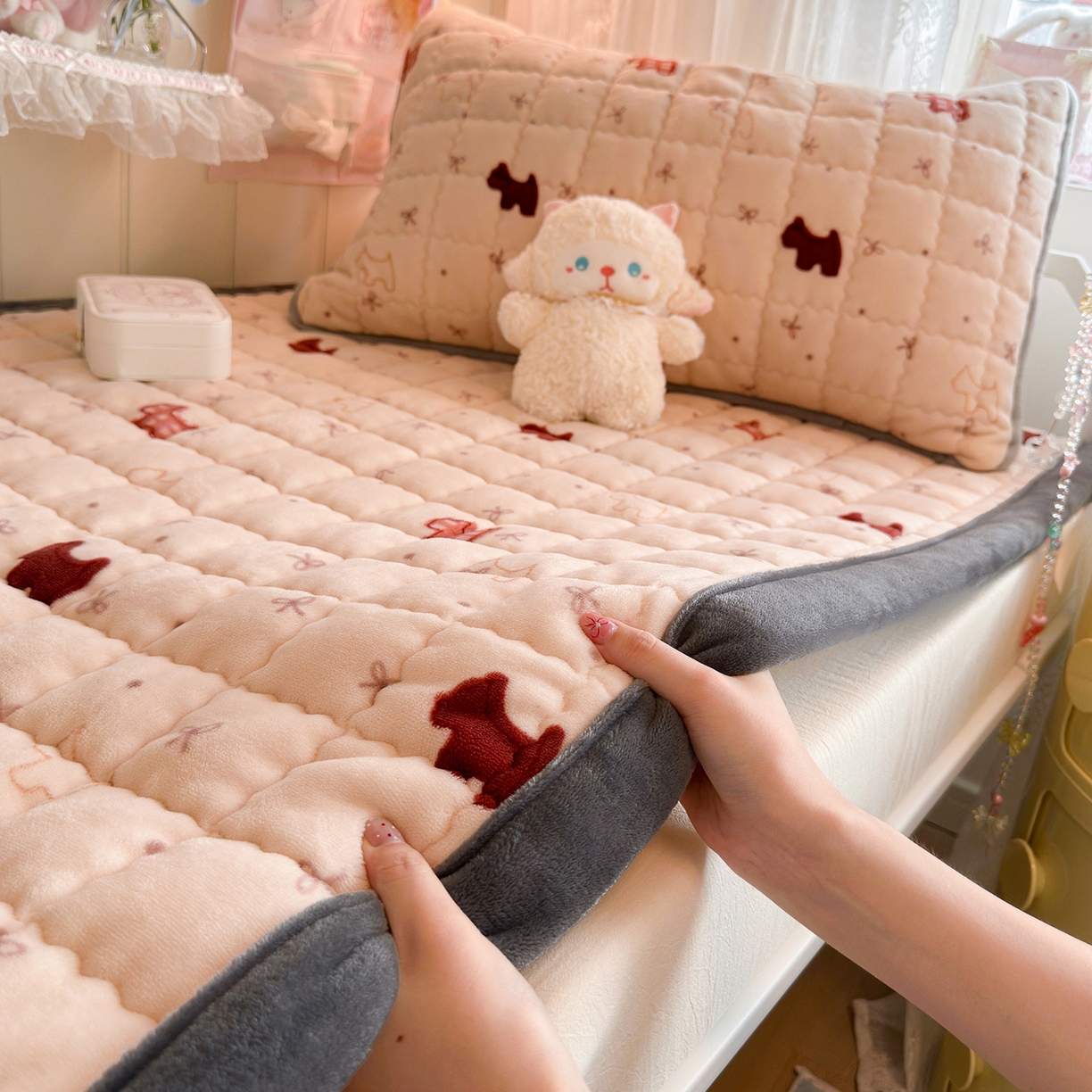 91家纺网 家纺一手货源 找家纺 韩巢家纺 冬季高低床2025款牛奶绒水晶边床垫床护垫学生床褥子宿舍寝室床褥铺底 水晶边-奶油小狗