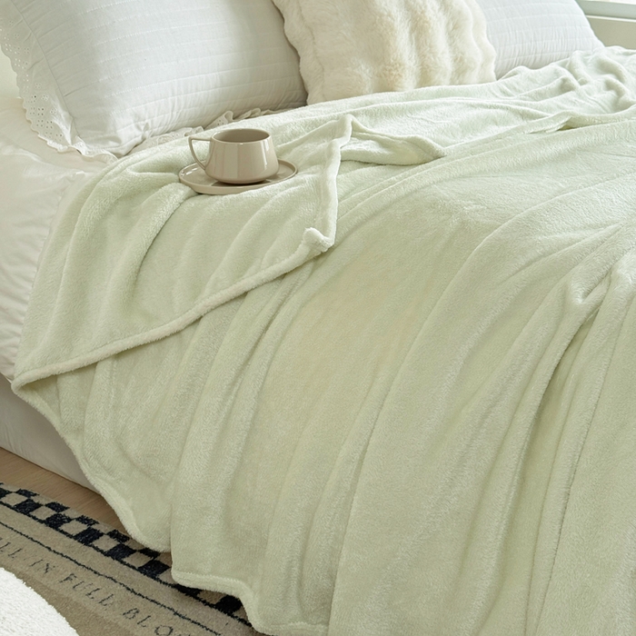 91家纺网 家纺一手货源 找家纺 卡琪曼 2025新款素色法兰绒毛毯毯子 素色法兰绒（森林绿）