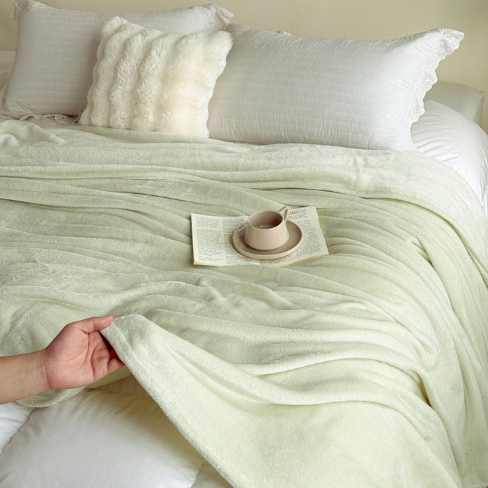 91家纺网 家纺一手货源 找家纺 卡琪曼 2025新款素色法兰绒毛毯毯子 素色法兰绒（森林绿）