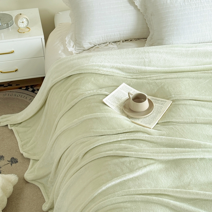 91家纺网 家纺一手货源 找家纺 卡琪曼 2025新款素色法兰绒毛毯毯子 素色法兰绒（森林绿）