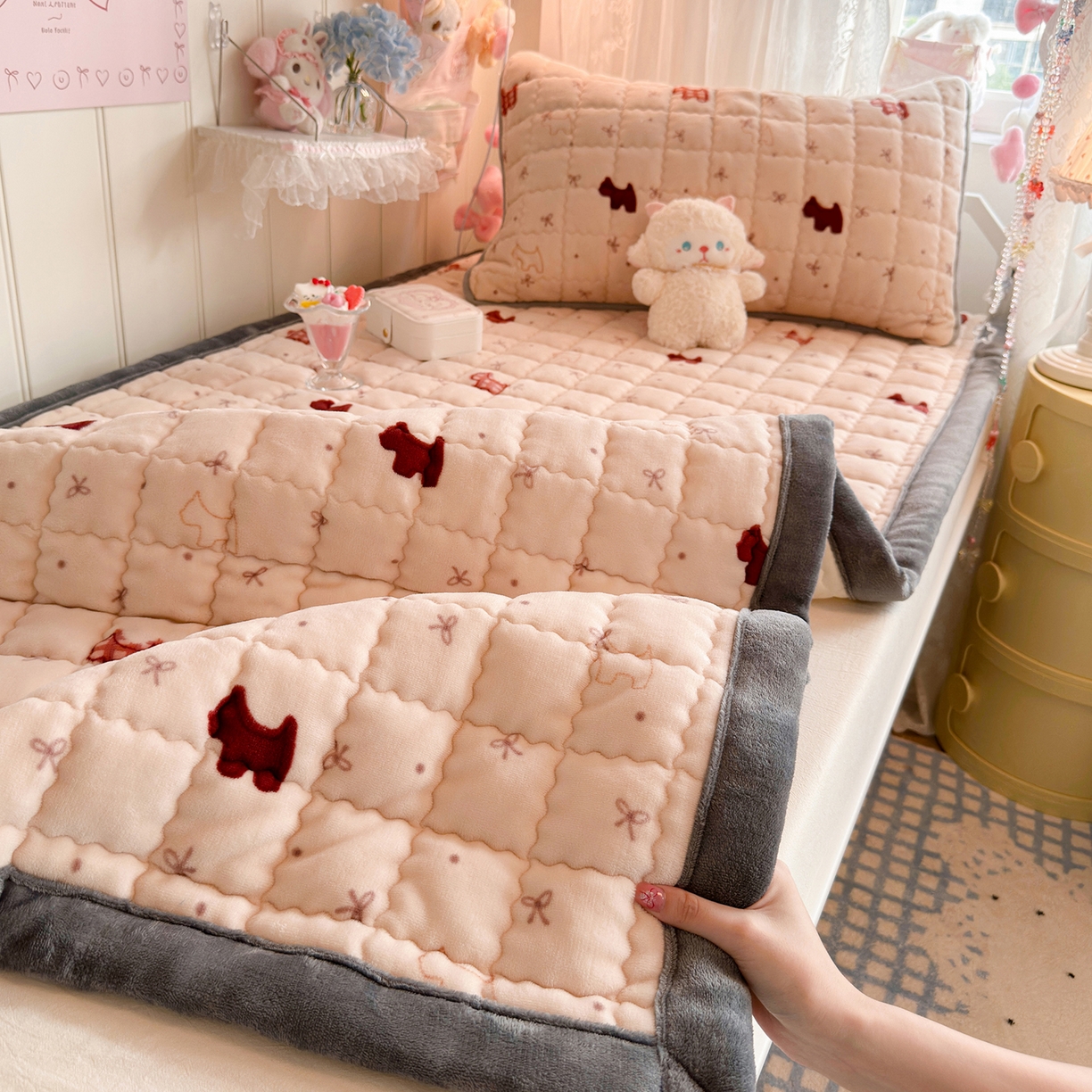 91家纺网 家纺一手货源 找家纺 韩巢家纺 冬季高低床2025款牛奶绒水晶边床垫床护垫学生床褥子宿舍寝室床褥铺底 水晶边-奶油小狗