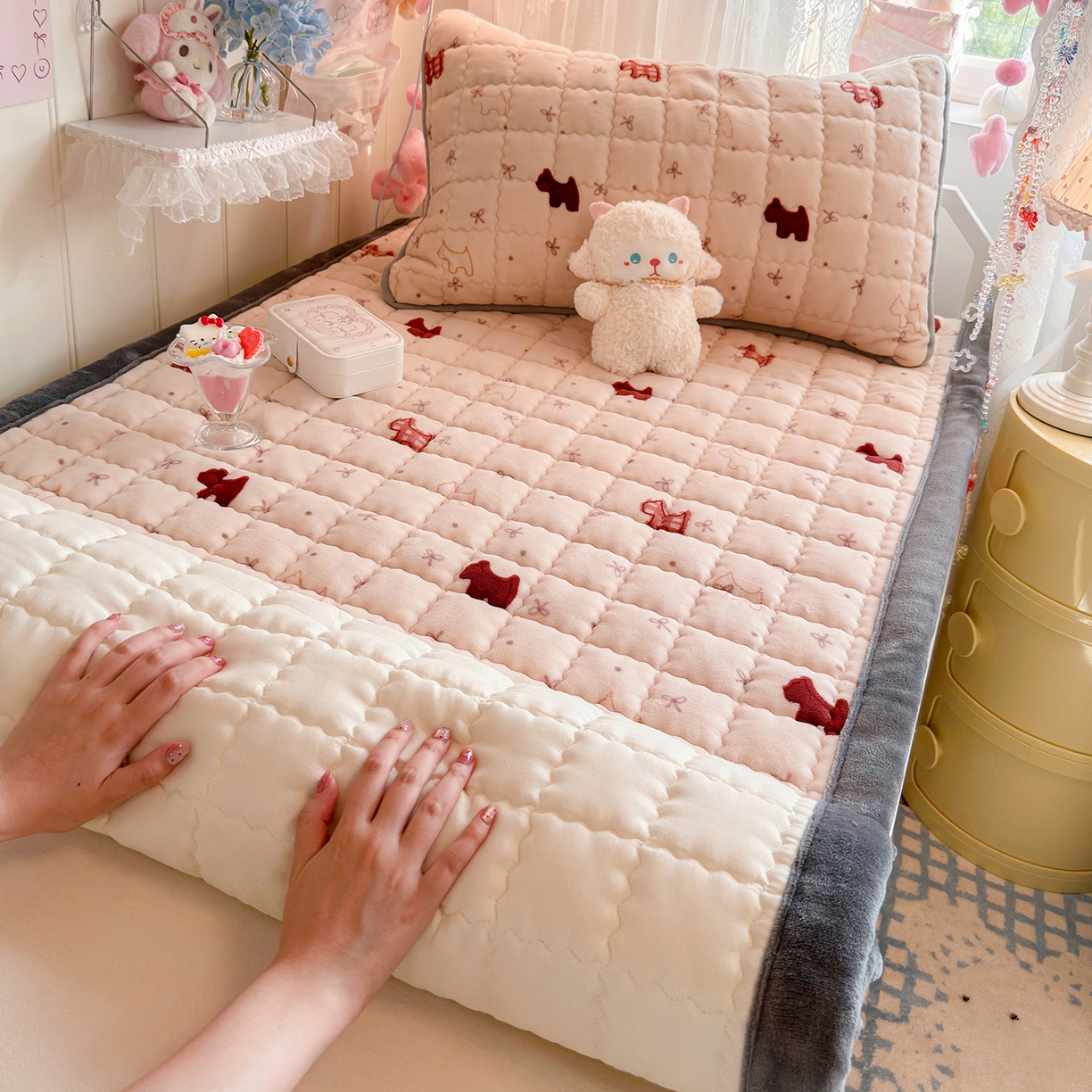 91家纺网 家纺一手货源 找家纺 韩巢家纺 冬季高低床2025款牛奶绒水晶边床垫床护垫学生床褥子宿舍寝室床褥铺底 水晶边-奶油小狗