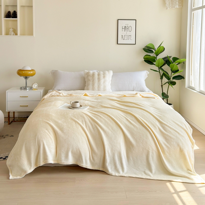 91家纺网 家纺一手货源 找家纺 卡琪曼 2025新款素色法兰绒毛毯毯子 素色法兰绒（透明黄）